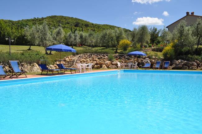 La piscina nel parco del Casale del Madonnino