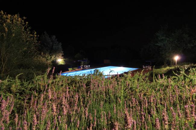 La piscina illuminata di notte